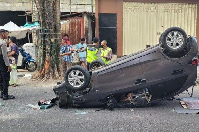 Honda Brio terbalik usai hantam pohon lalu dihantam Honda Civic