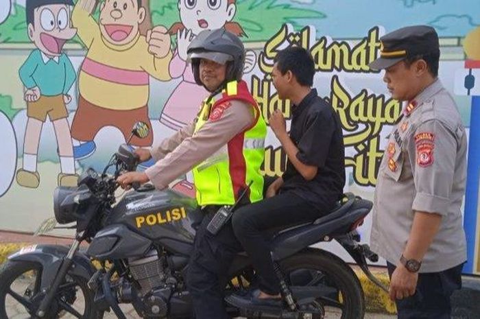 Seorang bocah 13 tahun tertinggal mobil orang tuanya saat mudik Lebaran 2023 di Tol Cipali, akhirnya diantar polisi naik motor ke orangtuanya.