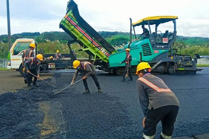 Pengaspalan ulang sirkuit Sentul.