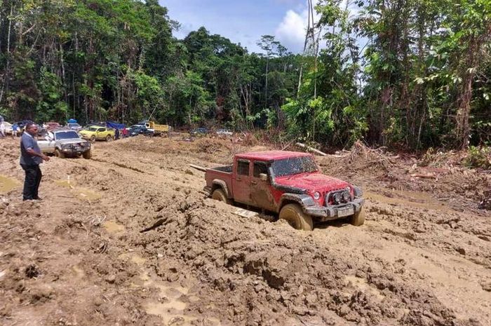 Jalan Trans Papua di distrik Airu, Jayapura rusak berat