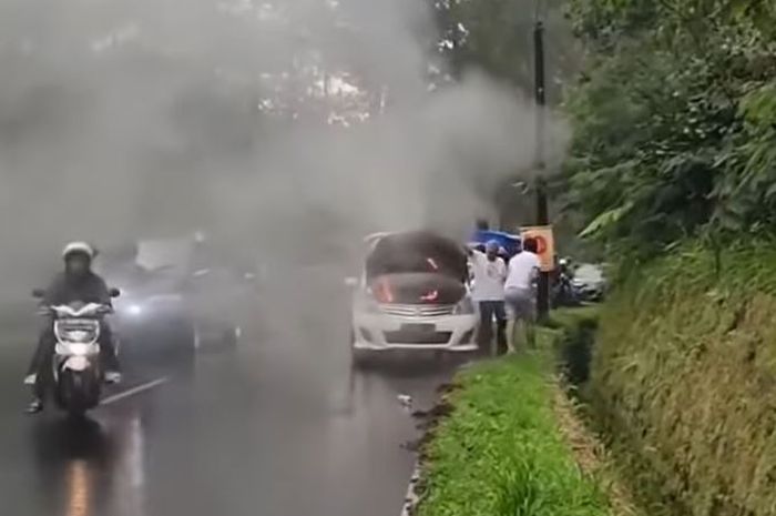 Nissan Grand Livina terbakar di 