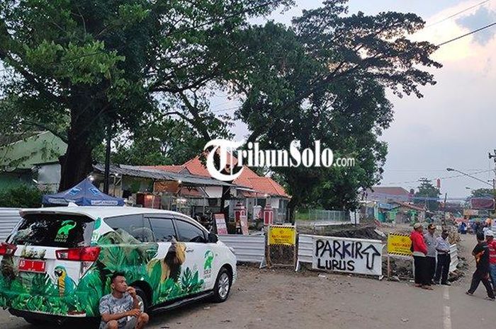 Mobil dinas Wali Kota Solo Gibran Rakabuming Raka ditinggal di area parkir liar, Rabu (26/4/2023)