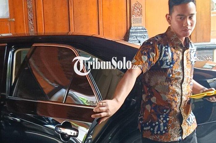 Gibran Rakabuming Raka berangkat kerja naik Toyota Camry generasi keenam