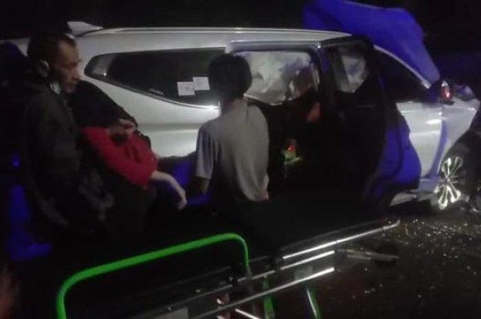 Evakuasi korban di dalam kabin Mitsubishi Pajero Sport setelah duel kepala musuh Daihatsu Taft di Kalitidu, Bojonegoro
