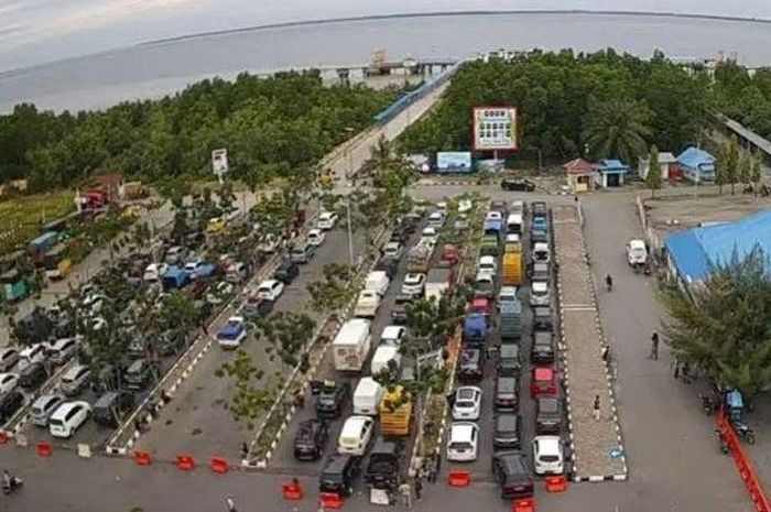 Ilustrasi Antrean penyeberangan di Pelabuhan