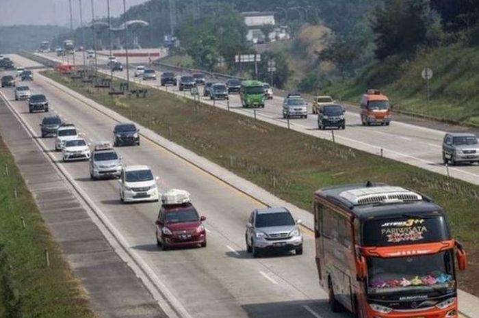 Rekayasa lalu lintas one way yang diterapkan di tol Cipali sampai Kalikangkung saat mudik lebaran tahun 2024