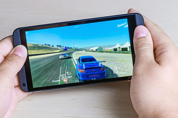 Ilustrasi game mobil Real Racing 3 di Android.