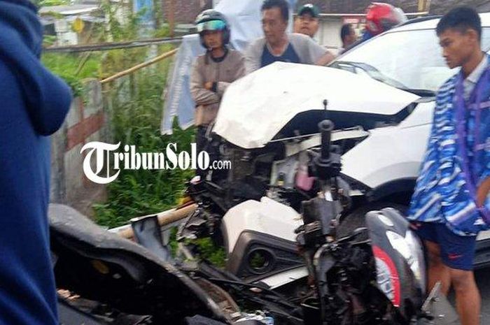 Toyota Rush tabrak Honda Scoopy di perempatan traffic light Ngupit, Ngawen, Klaten, Jawa Tengah