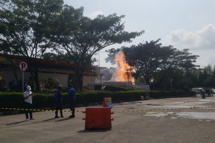 Semburan api yang muncul di Rest Area KM 86 B Tol Cipali usai terdengar ledakan, (26/4/23)