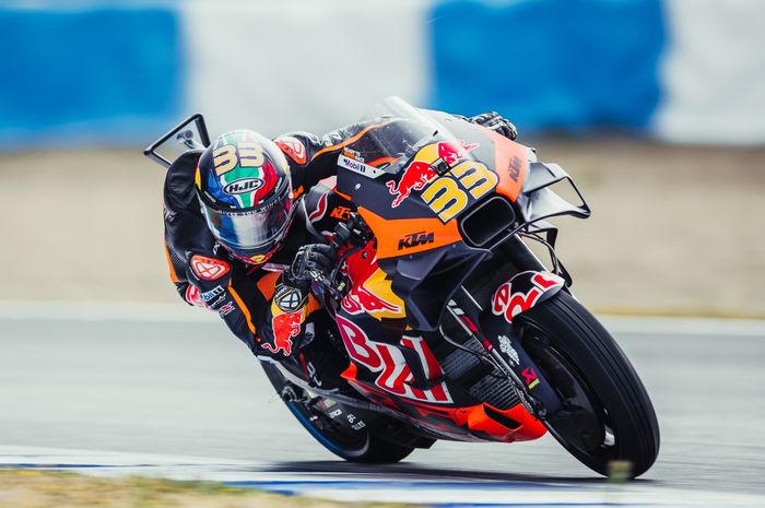 Brad Binder memimpin dominasi KTM dengan memenangkan balapan sprint MotoGP Spanyol 2023