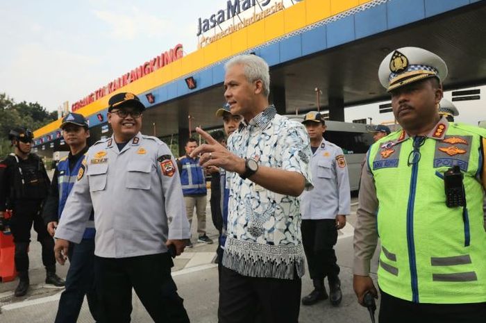 Gubernur Jawa Tengah Ganjar Pranowo saat meninjau arus balik di Gerbang Tol Kalikangkung, Semarang, Kamis (27/4/2023).