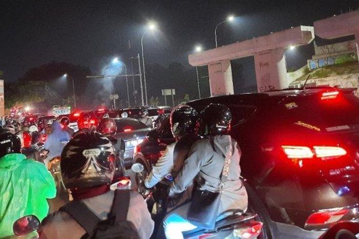 Kemacetan lalu lintas kerap terjadi di Jalan Raya Sawangan, Kota Depok.