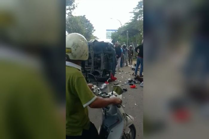 Toyota Avanza dibawa anggota TNI terguling di tengah jalan usai oleng dan tabrak 3 pemotor