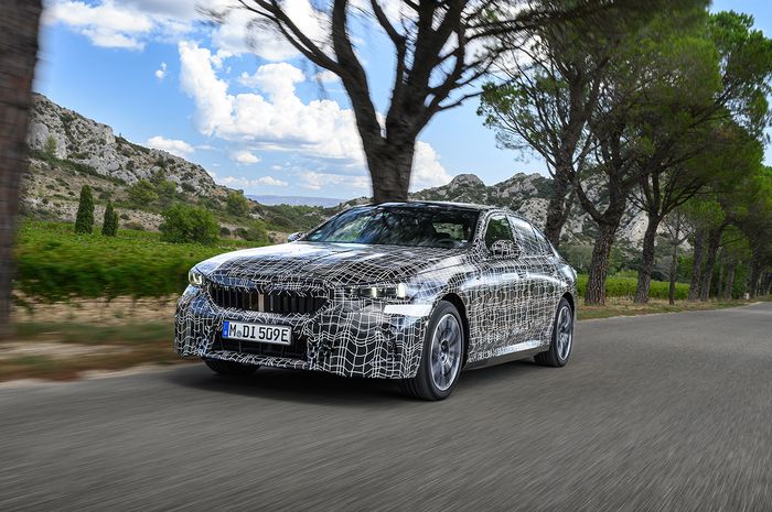 Teaser mobil baru BMW i5 saat sedang dites akhir.