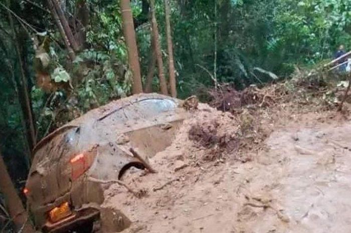 Honda Brio disapu tebing longsor di Kelok 9, Lima Puluh Kota, Sumatera Barat