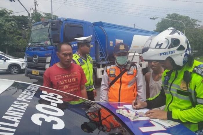 Satlantas Polres Gresik dan Dinas Perhubungan melakukan penindakan terhadap sopir kendaraan angkutan barang yang nekat melintas saat arus balik Lebaran 2023, Minggu (1/5/2023).