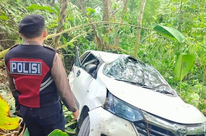 Toyota Avanza terjun ke jurang sedalam 15 meter setelah berhenti lalu meluncur mundur di wilayah desa Alue Dua, Gunung Salak, Nisam Antara, Aceh Utara