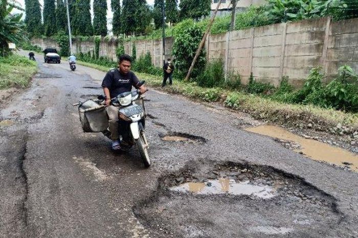 Ilustrasi jalan rusak di Lampung