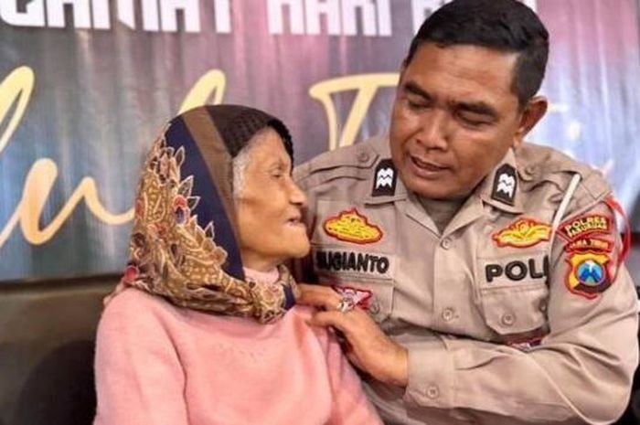 Satlantas Polres Pasuruan menemukan nenek berusia 75 tahun di Tol Pandaan pada Senin (1/5/2023).