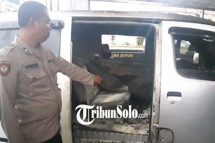 Daihatsu Gran Max yang dipakai menimbun Pertalite usai terbakar di SPBU 44.577.22 Jatipuro, Karanganyar, Jawa Tengah