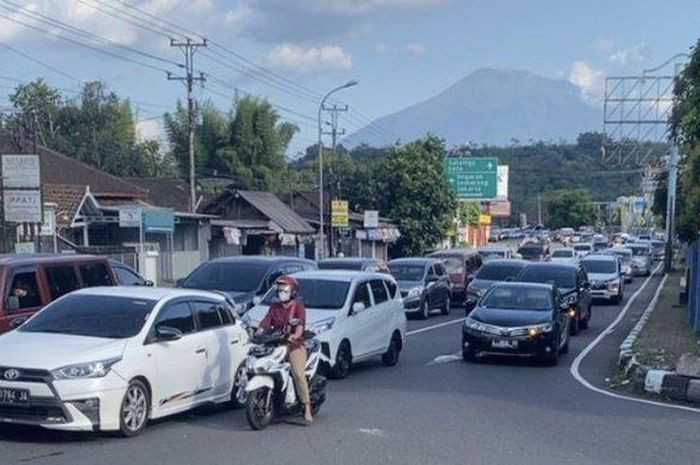 Kepadatan lalu lintas di Simpang Bawen yang diakibatkan pertemuan kendaraan yang keluar dari Tol dan jalan arteri.