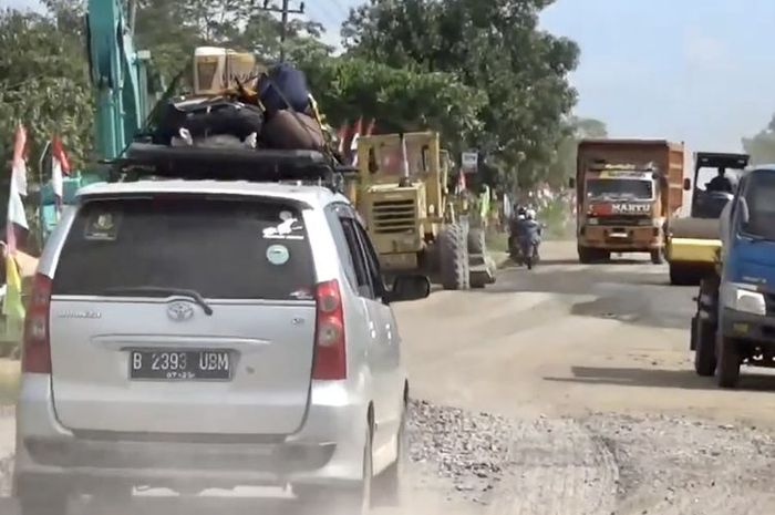 Perbaikan jalan rusak di Lampung dikebut seiring rencana Presiden Jokowi datang untuk mengecek kondisi