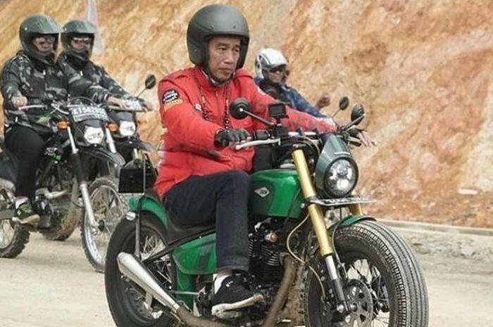 Presiden Jokowi mau tinjau lokasi jalan rusak di Lampung naik motor.