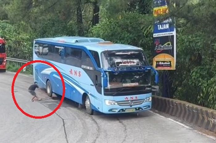 tangkap layar aksi pak ogah menyelamatkan bus yang mengalami rem blong di Sitinjau Lauik.