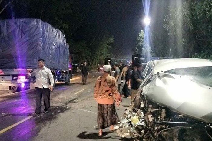 Toyota Kijang Innova tercabik-cabik musuh dua truk Brimob di jalan raya Kapas-Bojonegoro, Jawa Timur