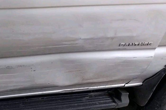 Baret dan penyok yang lumayan lebar dan panjang di bagian pintu