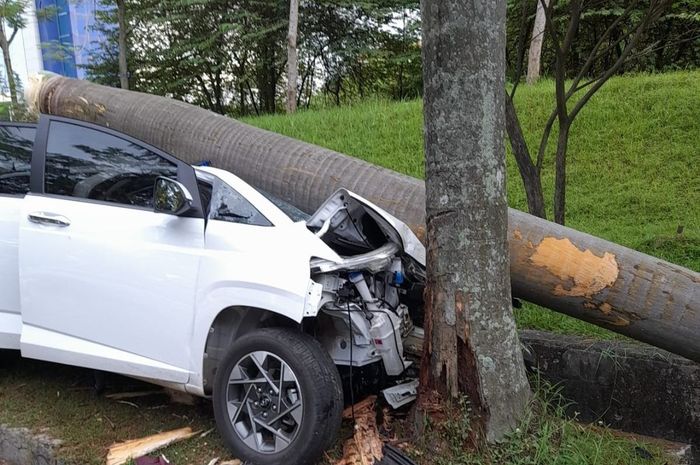 Hyundai Stargazer babak belur digebrak pohon. Atap gepeng, wajah amburadul