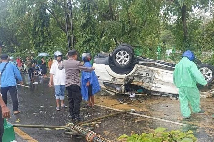 Mitsubishi Pajero Sport dibawa emak-emak-emak terguling di depan Taman Makam Pahlawan