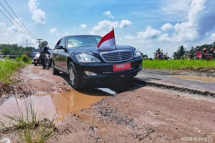 Presiden Jokowi kunjungi jalan rusak lampung pakai Mercedes-Benz S600 Guard