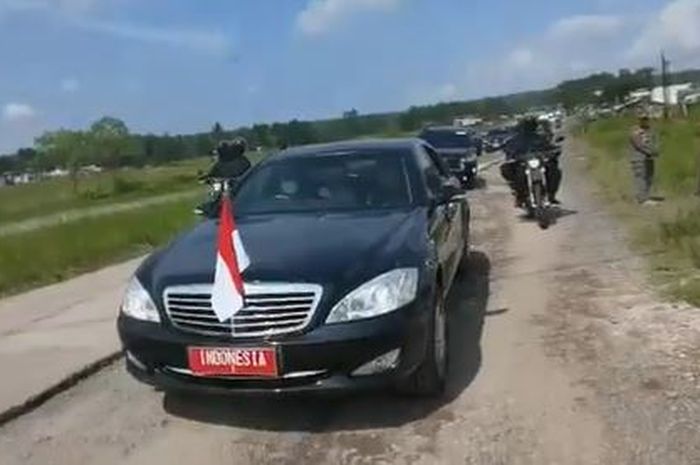 Tampak Paspampres menaiki motor trail mendampingi mobil Presiden Jokowi saat sidak jalan rusak di Lampung.