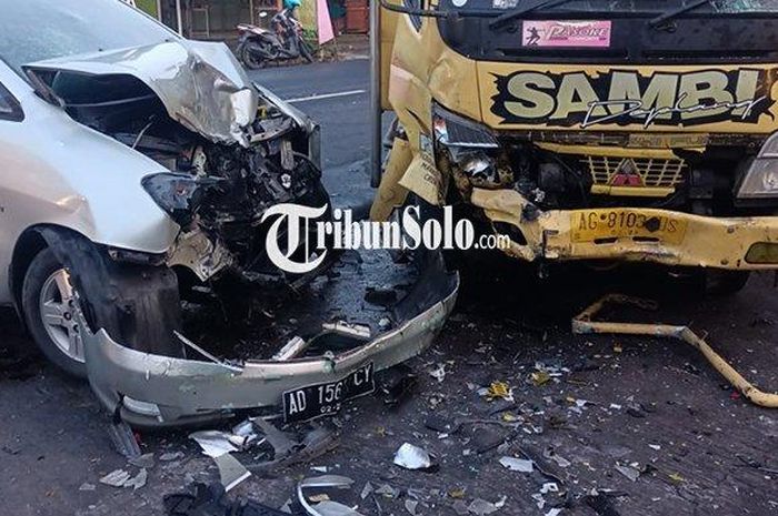 Toyota Kijang Innova ambyar hingga bodi depan terpotong usai musuh truk pelat kuning di Gentan, Baki, Sukoharjo