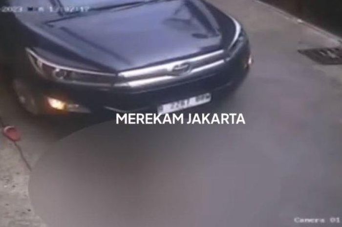 Detik-detik Toyota Kijang Innova melindas bocah 10 tahun di Tambora, Jakarta Barat