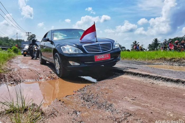 Mobil Kepresidenan Jokowi, Mercedes-Bens S600 Guard sempat tersangkut di jalan rusak Lampung, Jumat (5/5/23).