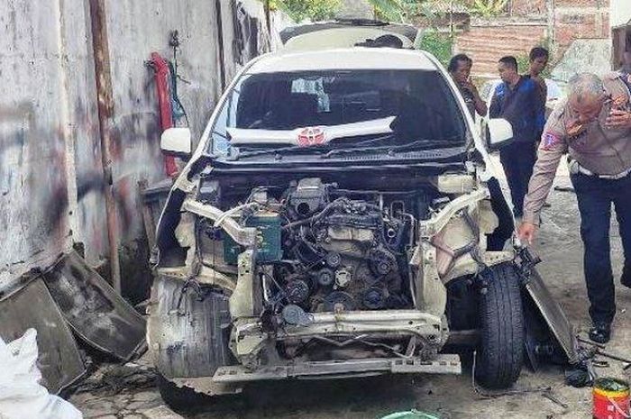 Penampakan Toyota Avanza yang dipreteli pelaku tabrak lari di Semarang untuk menghilangkan jejaknya, Kamis (4/5/2023).