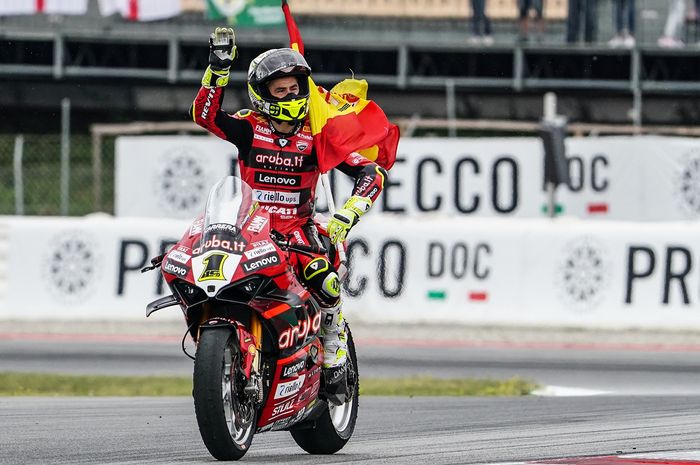 Alvaro Bautista berhasil menyapu bersih akhir pekan balap WSBK dengan memenangkan Race 2 WSBK Catalunya 2023 pada Minggu, (7/5) malam tadi.