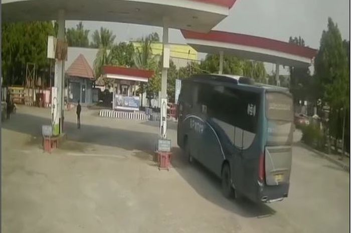 Detik-detik bus PMTOH nopol BL 7739 A tabrak dan seret petugas SPBU 24.306.26 di Indralaya, Ogan Ilir, Sumatera Selatan hingga tewas 