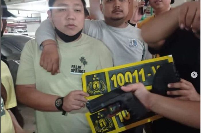 Penangkapan David Yulianto (32), si koboi jalanan tol Tomang usai aniaya sambil todong pistol ke sopir taksi online dan memakai pelat dinas Polri palsu 10011-VII