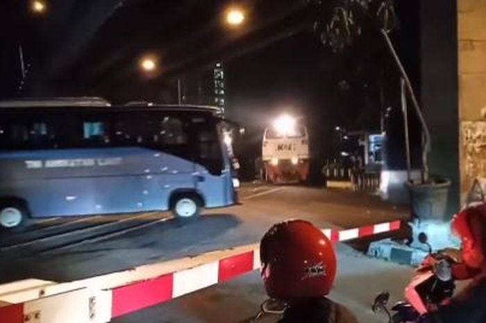 Dua bus TNI AL nekat menerobos palang perlintasan rel kereta api di Malang saat kereta sudah dekat.