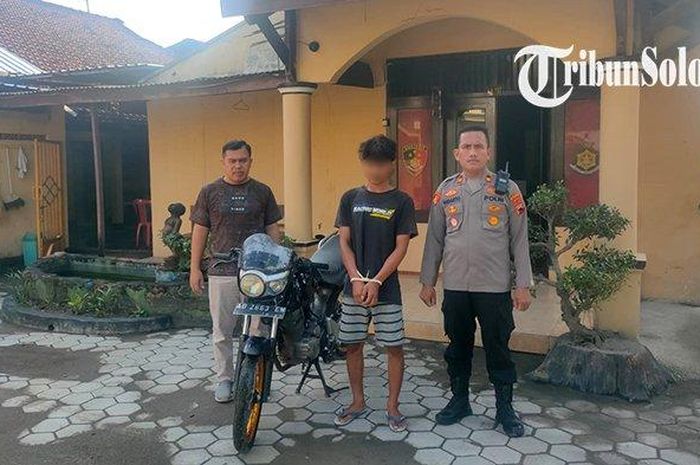 Saiful (22) tengah, dibekuk Polisi setelah maling Honda Tiger Revo dengan otak-atik kabel kontak di Sambungmacan, Sragen