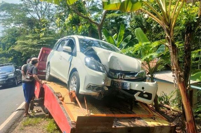 Honda Mobilio digendong truk towing dengan kondisi bodi depan cekung tabrak pohon mahoni di Pangandaran