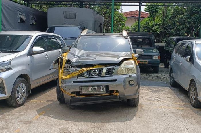 Nissan X-Trail yang dibawa anggota TNI AD tabrak pasangan lansia yang sedang mengendarai motor