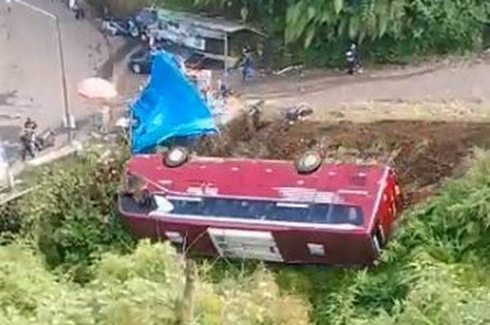 KNKT klarifikasi bahwa penyebab kecelakaan bus di Guci bukan ulah anak kecil, tapi ada warganet yang tidak percaya.