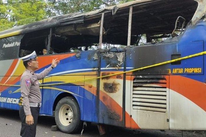 Separuh bodi bus AKAP PO Piposs terbakar saat melintas di Jl Jendral Sudirman, Maritenggae, Sidrap Sulawesi Selatan
