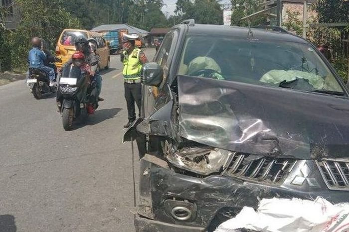 Ilustrasi: Mitsubishi Pajero Sport mengalami kecelakaan menabrak truk Hino yang sedang parkir, anggota DPRD Batanghari tewas dalam kejadian tersebut.