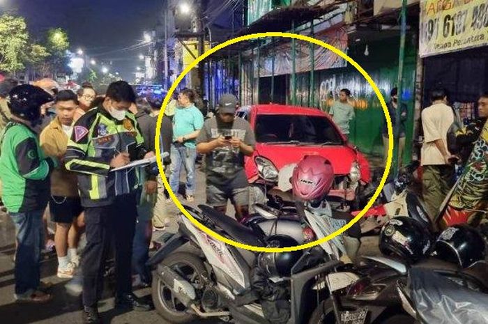 Dalam lingkaran kuning, Toyota Agya yang menabrak warung makan dan tiga motor parkir di Jl Urip Sumoharjo, Gondokusuman, Jogja