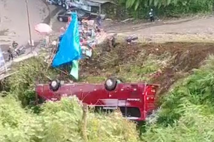 Polisi ungkap penyebab kecelakaan bus masuk jurang di Guci, sopir dan kernet jadi tersangka.